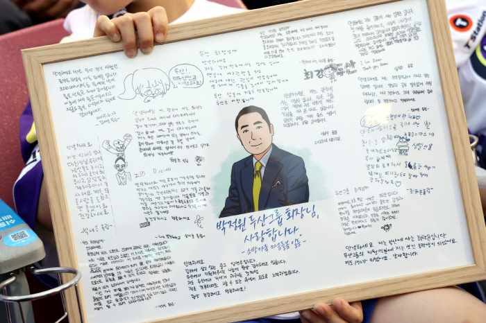 시구 초청에 AI 복원 가족 사진까지…관심이 만든 진심, '정원이형' 빗…