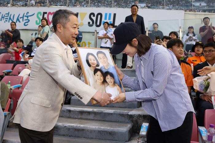시구 초청에 AI 복원 가족 사진까지…관심이 만든 진심, '정원이형' 빗…