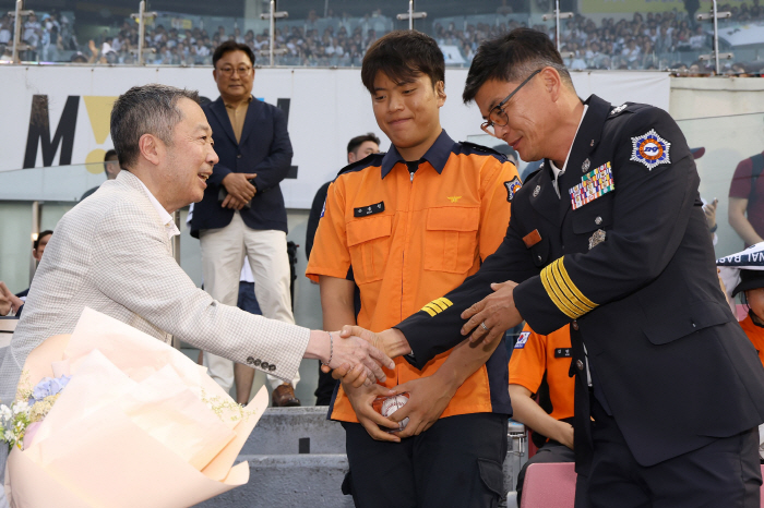 시구 초청에 AI 복원 가족 사진까지…관심이 만든 진심, '정원이형' 빗…