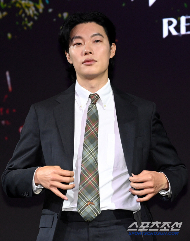 [공식] 류준열, 결국 송혜교 품으로..UAA와 전속계약 체결