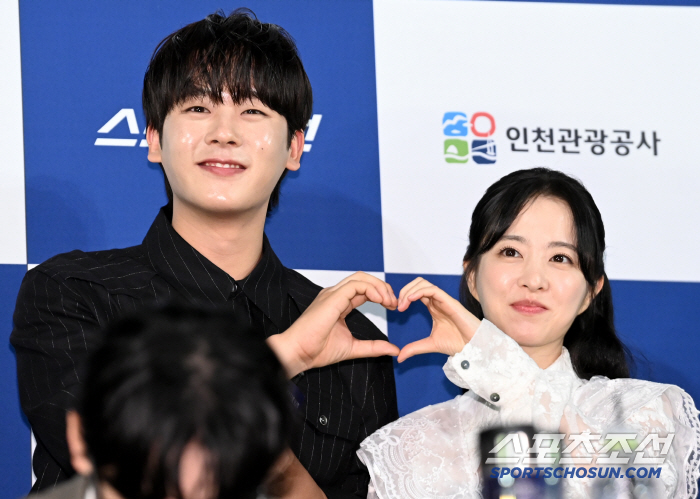 [포토] 이정하-박보영, 함꼐 하트 만들었어요