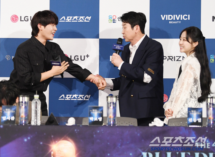 [포토] 신동엽, 즉석에서 이정하와 박보영 연결