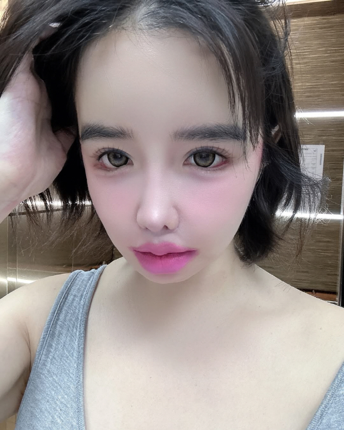 박봄, 파격 '핑크' 오버립...오늘도 과감한 메이크업 "입술 색깔 살구…