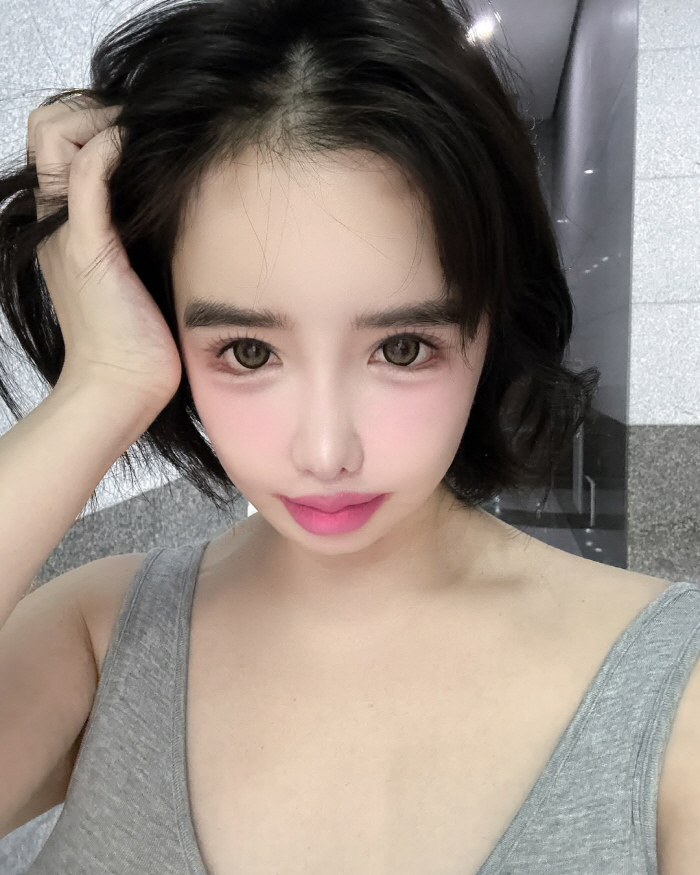 박봄, 파격 '핑크' 오버립...오늘도 과감한 메이크업 "입술 색깔 살구…