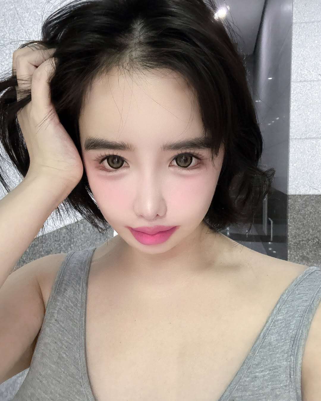 박봄, 파격 '핑크' 오버립...오늘도 과감한 메이크업 "입술 색깔 살구…
