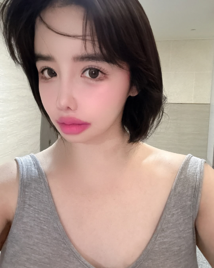 박봄, 파격 '핑크' 오버립...오늘도 과감한 메이크업 "입술 색깔 살구…
