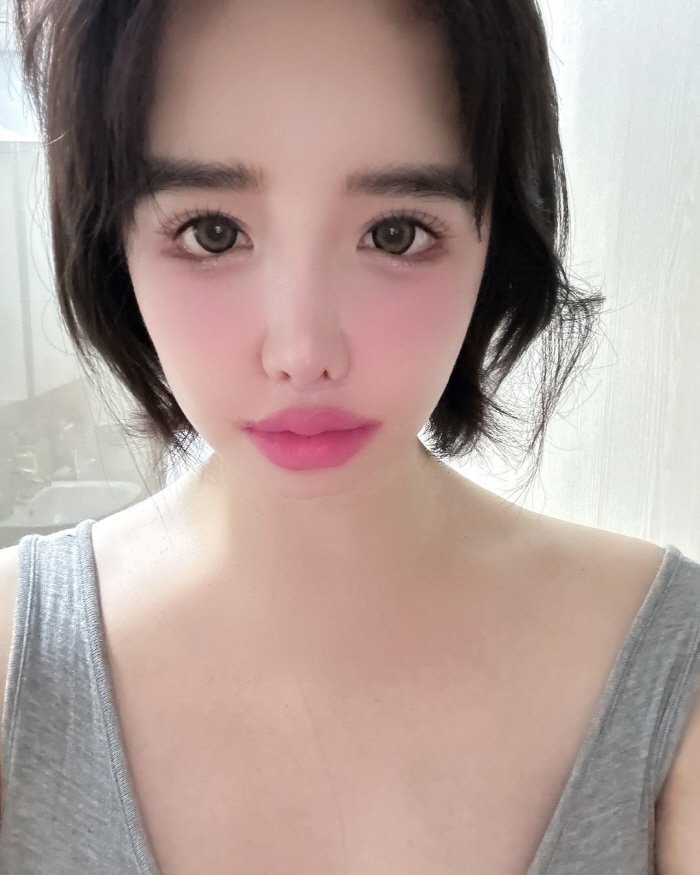 박봄, 파격 '핑크' 오버립...오늘도 과감한 메이크업 "입술 색깔 살구…