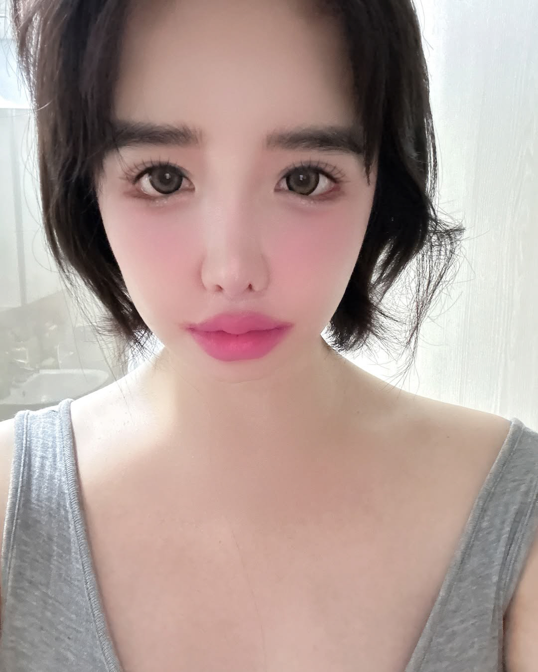 박봄, 파격 '핑크' 오버립...오늘도 과감한 메이크업 "입술 색깔 살구…