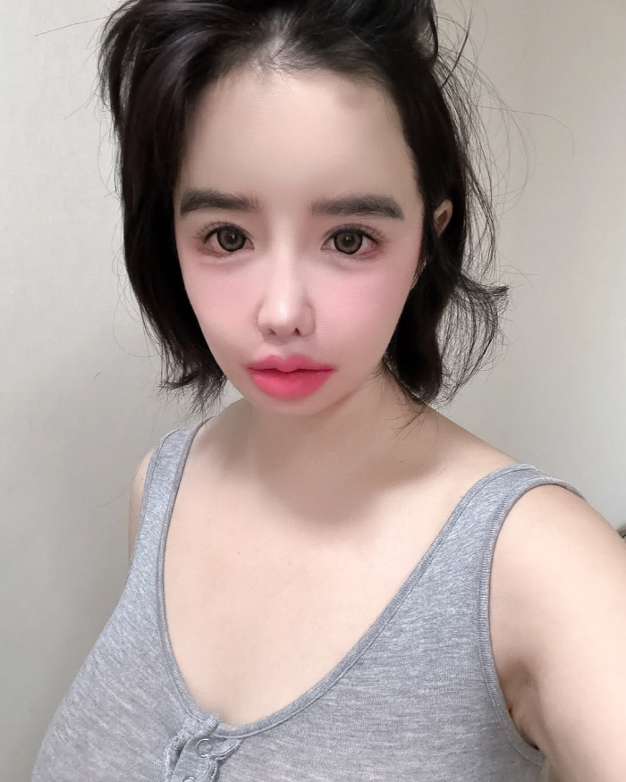 박봄, 파격 '핑크' 오버립...오늘도 과감한 메이크업 "입술 색깔 살구…