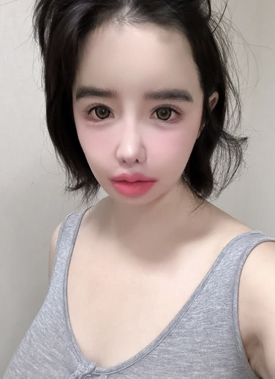 박봄, 산발한 머리로 바꾼 입술색…포기할 수 없는 오버립[SCin스타]