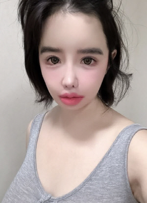 박봄, 산발한 머리로 바꾼 입술색…포기할 수 없는 오버립[SCin스타]