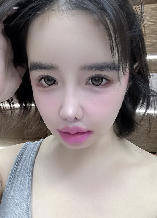 박봄, 산발한 머리로 바꾼 입술색…포기할 수 없는 오버립[SCin스타]