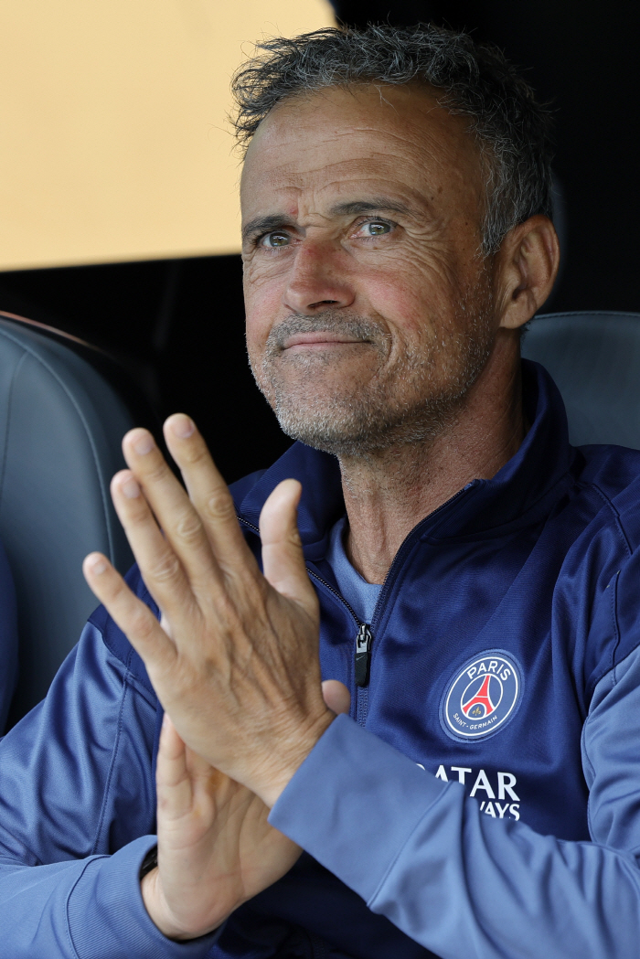 "이래서 월드컵 하겠어?" 날씨만 문제가 아니었다…PSG 엔리케 감독, …
