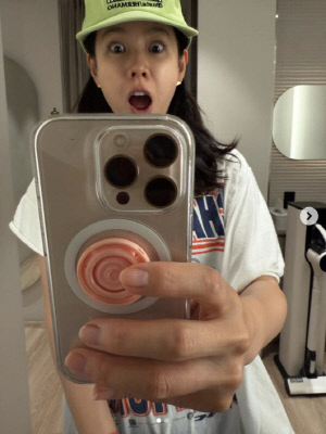 [SCin스타] 손예진, '현빈♥' 웃참 챌린지 시도? 발예진 센스부터 동공확장 장꾸미까지