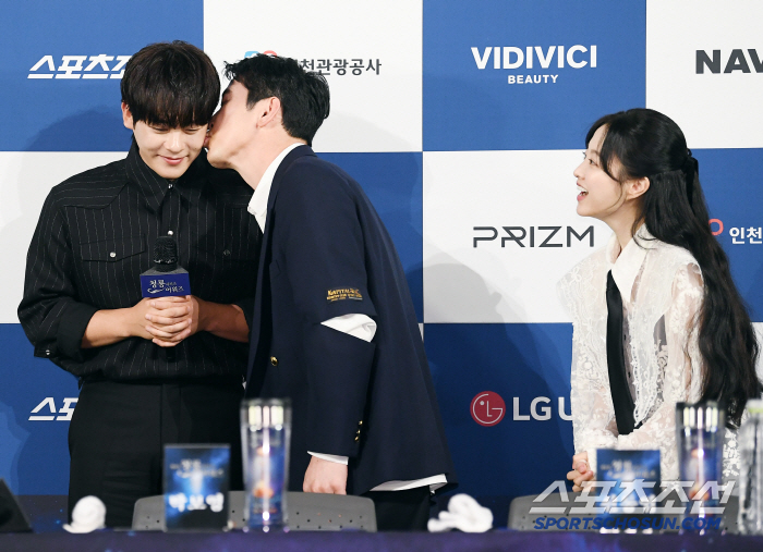 [SC현장]청룡 핸드프린팅 맞아? 덕밍아웃에 섭외전까지…"출연 기사 부탁…