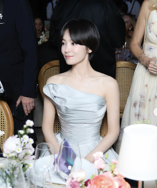 송혜교, 외국 행사장서 돋보인 '국보급 미모'...해외 셀럽들 사이 '독…