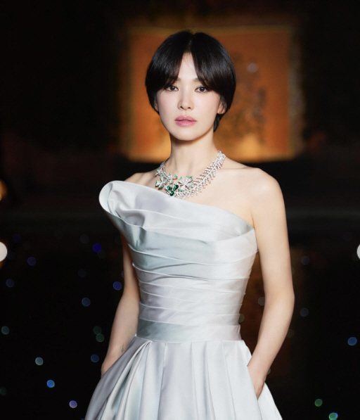 송혜교, 외국 행사장서 돋보인 '국보급 미모'...해외 셀럽들 사이 '독…