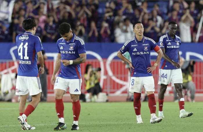 충격 빠진 日 축구 '전대미문 강등 위기' 야유와 눈물 폭발...명문 요…