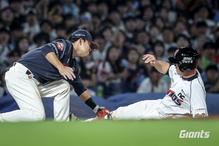 '헤드샷' 독종 대주자의 허찌른 3루 도루 → 사령탑도, 동료도 극찬한 승부처…