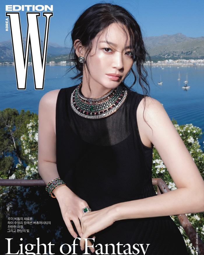 '김우빈♥' 신민아, 짙은 스모키 메이크업→가슴 깊게 파인 드레스…뇌쇄적…