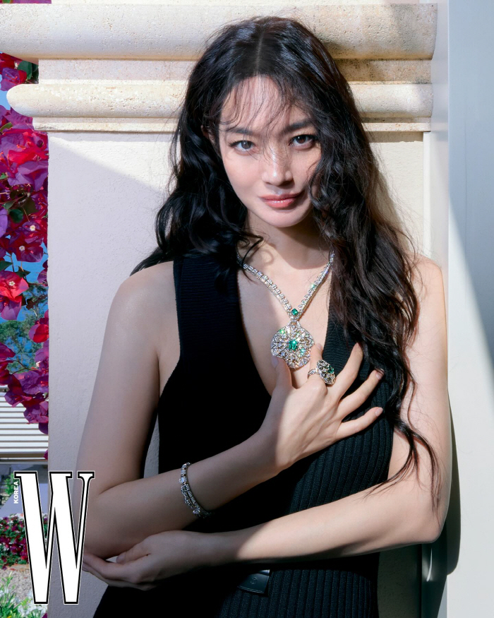 '김우빈♥' 신민아, 짙은 스모키 메이크업→가슴 깊게 파인 드레스…뇌쇄적 섹시美도 '찰떡'