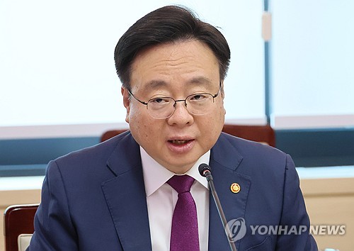 복지장관, '전공의 예산 삭감' 지적에 "복귀 가시화 시 조정"