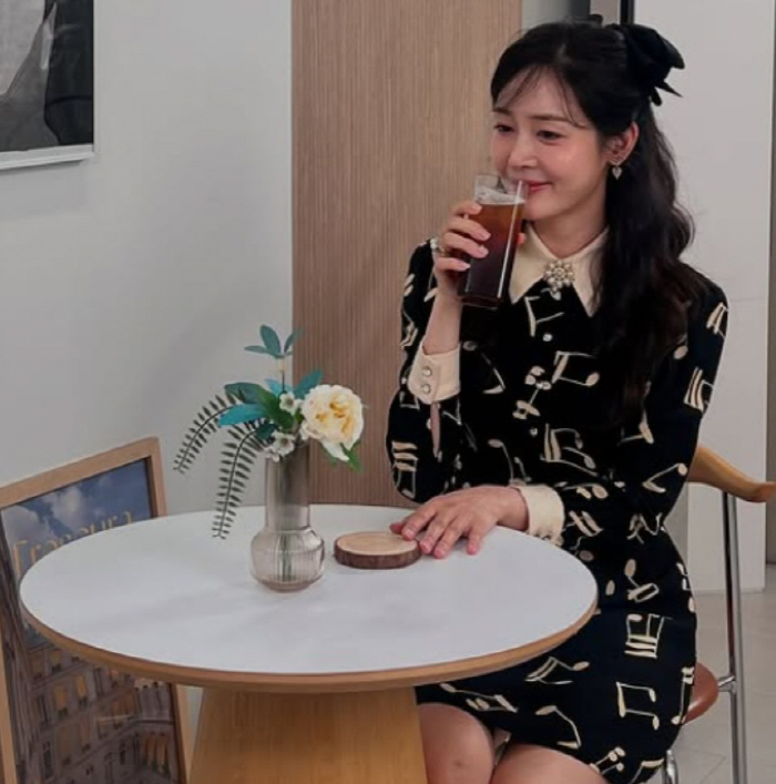 [SCin스타] 성유리, 여전히 요정…‘사생활 논란’ 딛고 청순미 근황 …