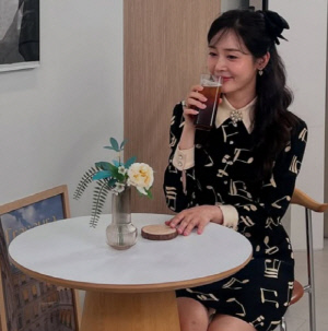 [SCin스타] 성유리, 여전히 요정…‘사생활 논란’ 딛고 청순미 근황 공개