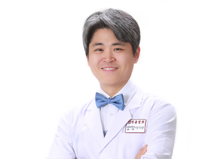 옆으로 자는 습관, 어깨 망친다…머리 감거나 옷 입기 어려워져