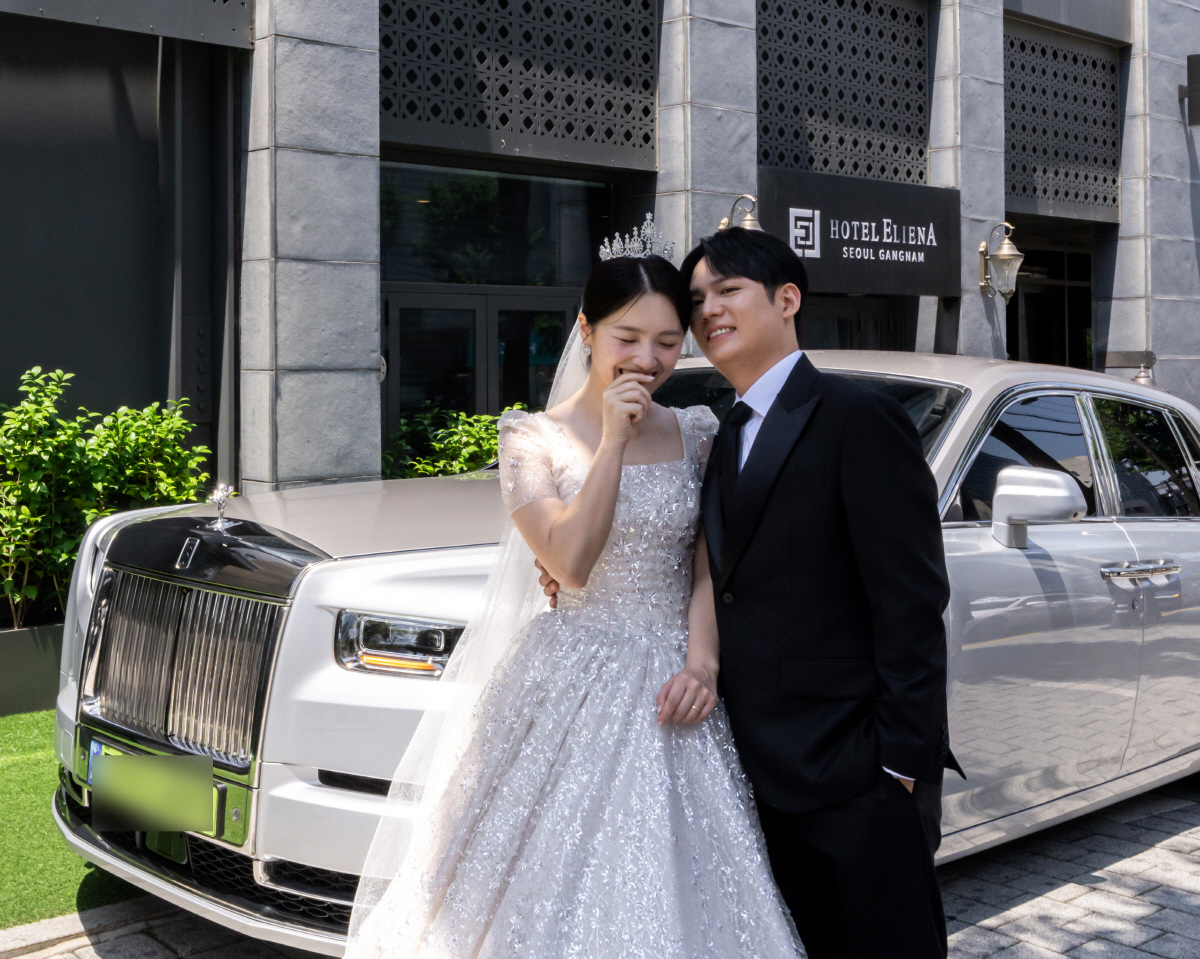 '뽀미언니' 하지혜,영화 같은 결혼식..은빛 롤스로이스 웨딩카에 하객 탄…