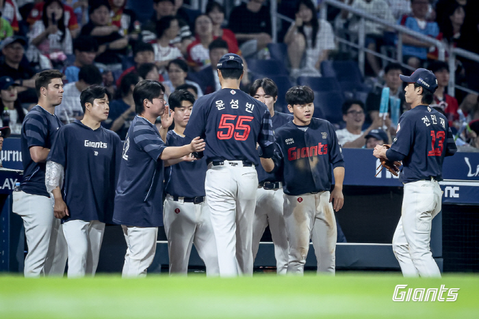 155㎞ 직구가 꽂히면 어떡할건데? 거침없는 3구삼진 → 롯데 불펜에 1…