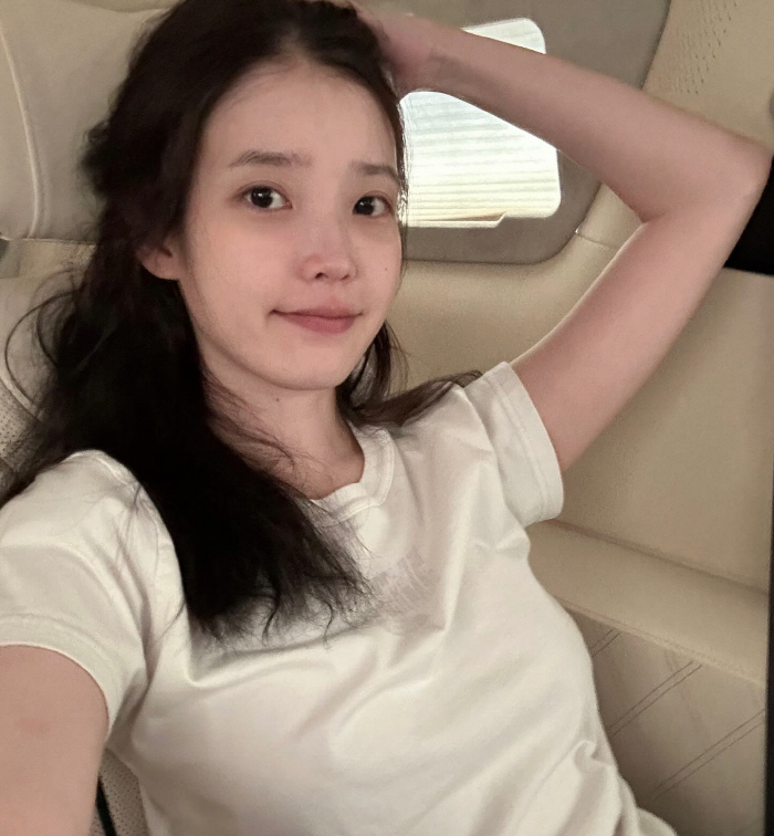 아이유, 노메이크업 풋풋 청순 미모 폭발…흰티 하나 걸쳤을 뿐인데