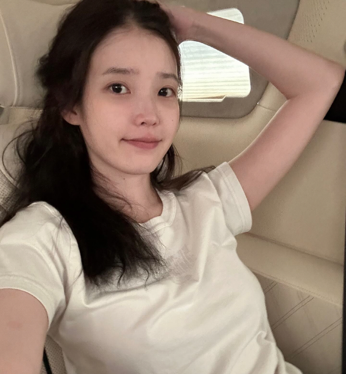 아이유, 노메이크업 풋풋 청순 미모 폭발…흰티 하나 걸쳤을 뿐인데