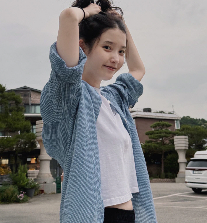 아이유, 노메이크업 풋풋 청순 미모 폭발…흰티 하나 걸쳤을 뿐인데