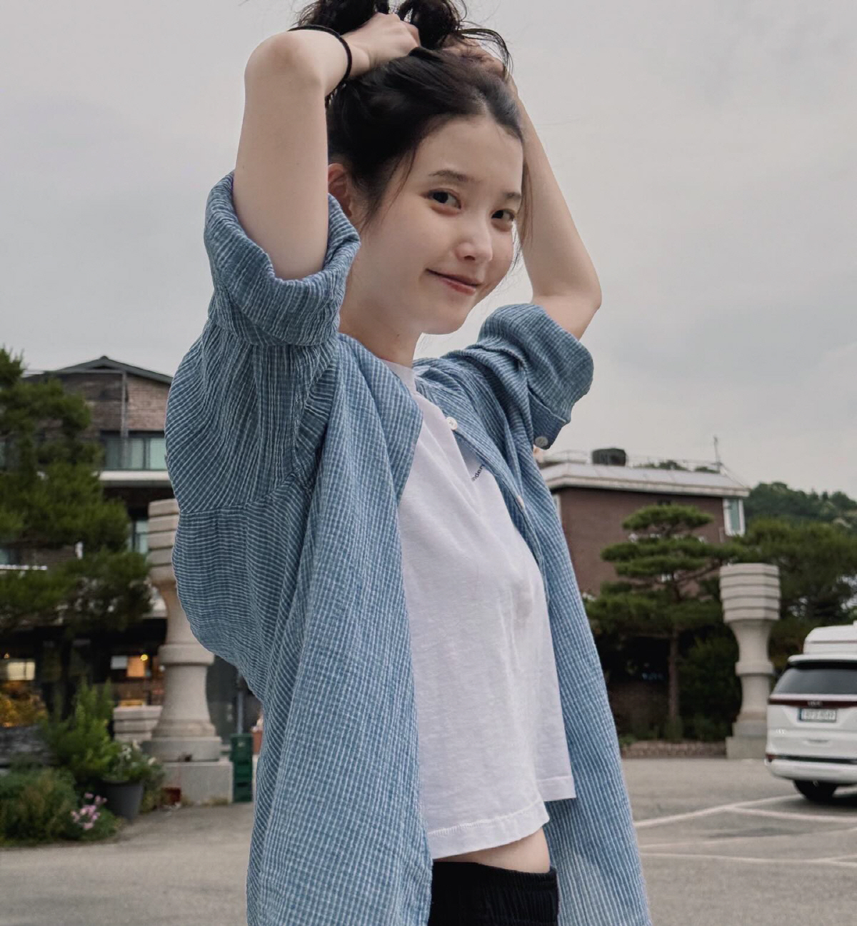 아이유, 노메이크업 풋풋 청순 미모 폭발…흰티 하나 걸쳤을 뿐인데