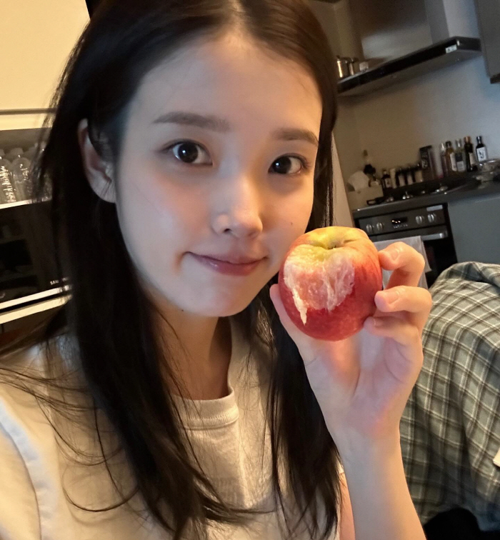 아이유, 노메이크업 풋풋 청순 미모 폭발…흰티 하나 걸쳤을 뿐인데