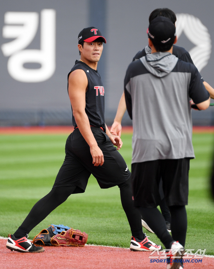 [포토] LG 천성호 '트레이드 후 첫 훈련'