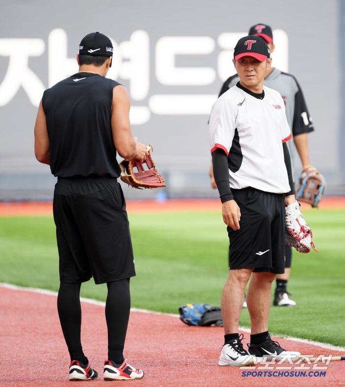 [포토] 천성호-박경완 코치 '훈련 준비'