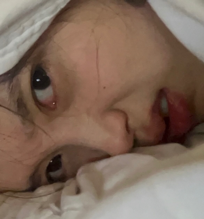 아이유, 민낯 외모 공격...31세 맞나? 아기보다 더 깨끗한 '도자기 …