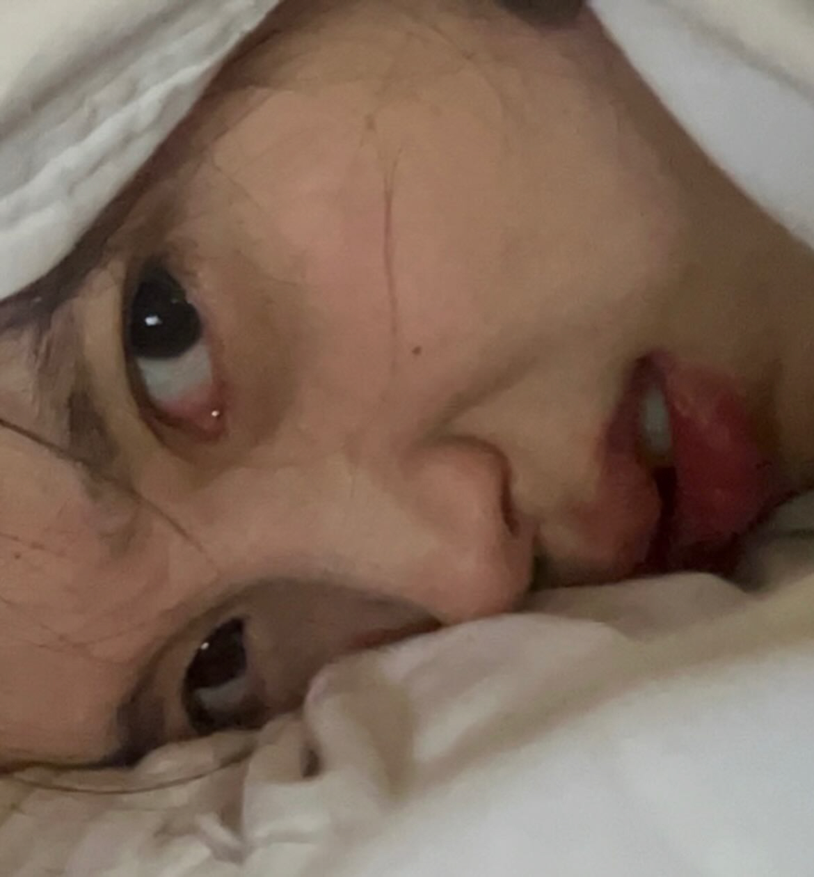 아이유, 민낯 외모 공격...31세 맞나? 아기보다 더 깨끗한 '도자기 …