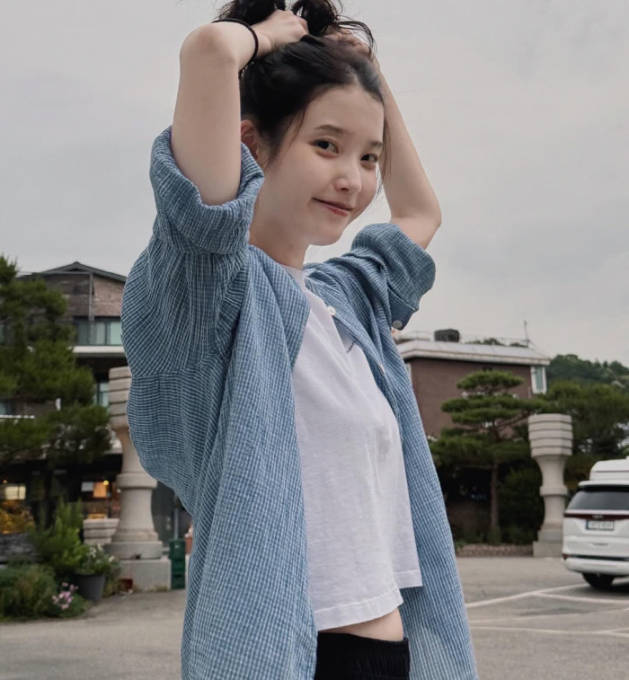 아이유, 민낯 외모 공격...31세 맞나? 아기보다 더 깨끗한 '도자기 …
