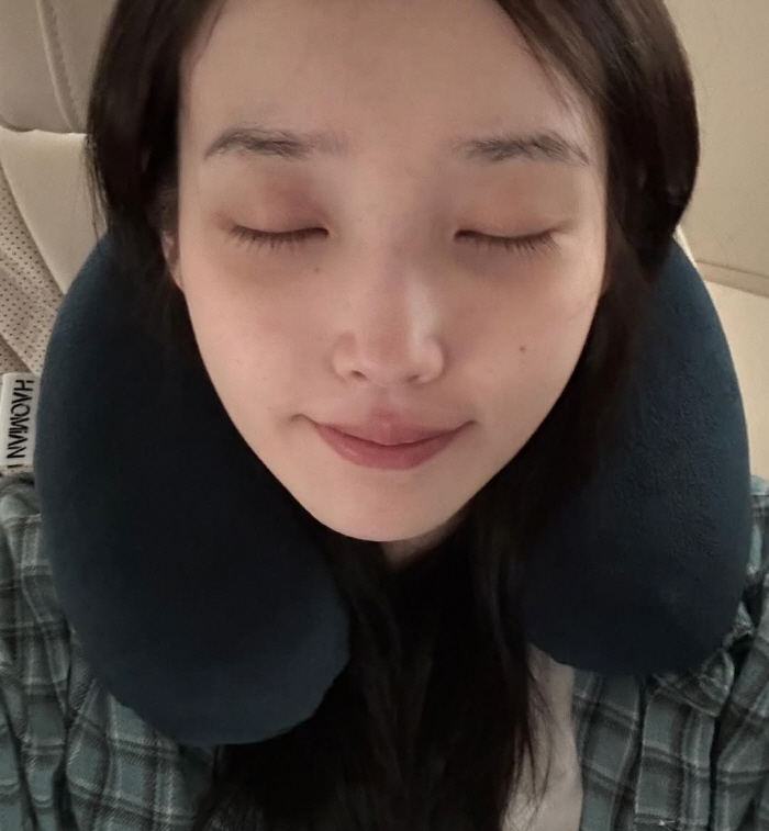 아이유, 민낯 외모 공격...31세 맞나? 아기보다 더 깨끗한 '도자기 …