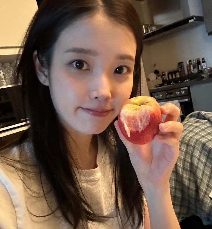 아이유, 민낯 외모 공격...31세 맞나? 아기보다 더 깨끗한 '도자기 …