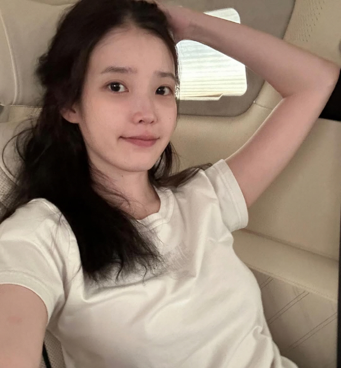 아이유, 민낯 외모 공격...31세 맞나? 아기보다 더 깨끗한 '도자기 …