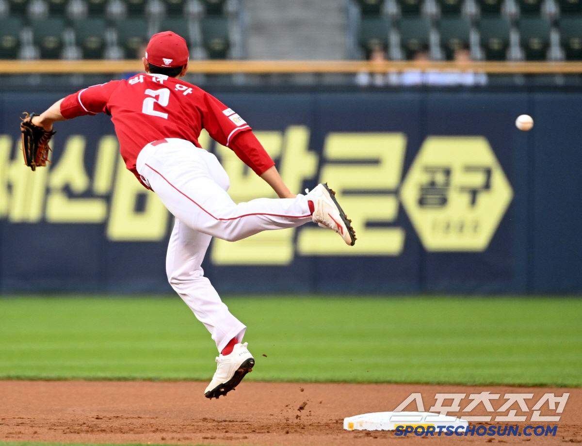 [포토] 박성한, 뒤로 빠져버린 김건우의 2루 송구