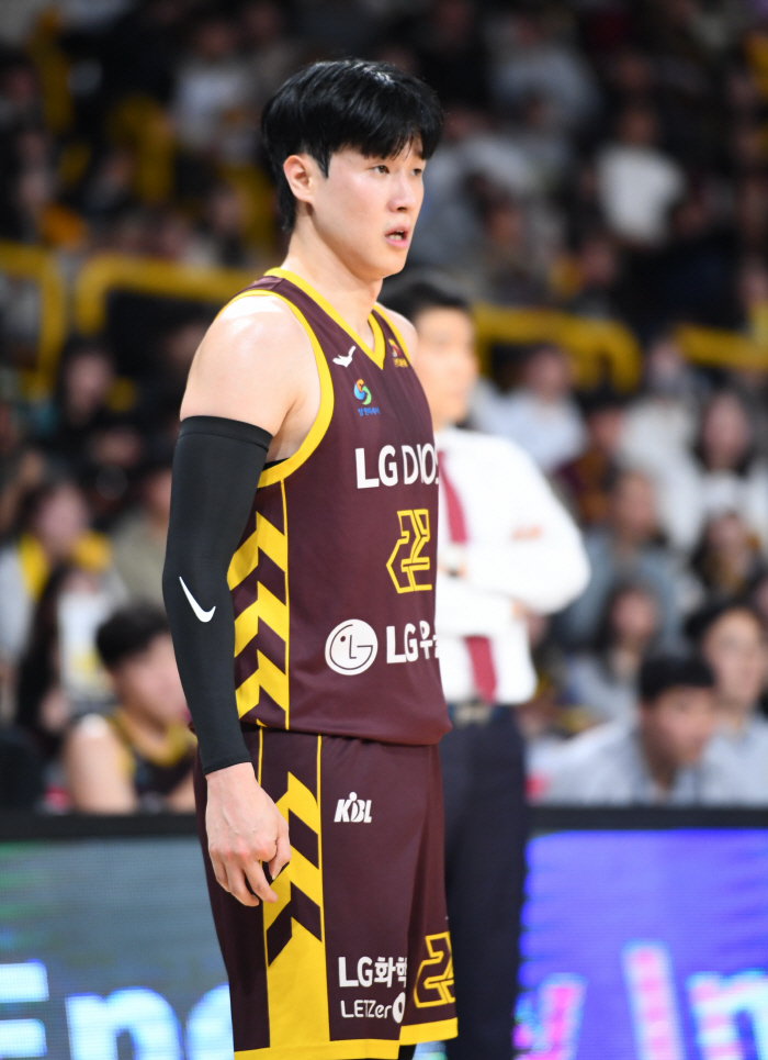 'LG와 평행선' 전성현 연봉조정신청→트레이드설, 냉정한 현실 '미래는 …