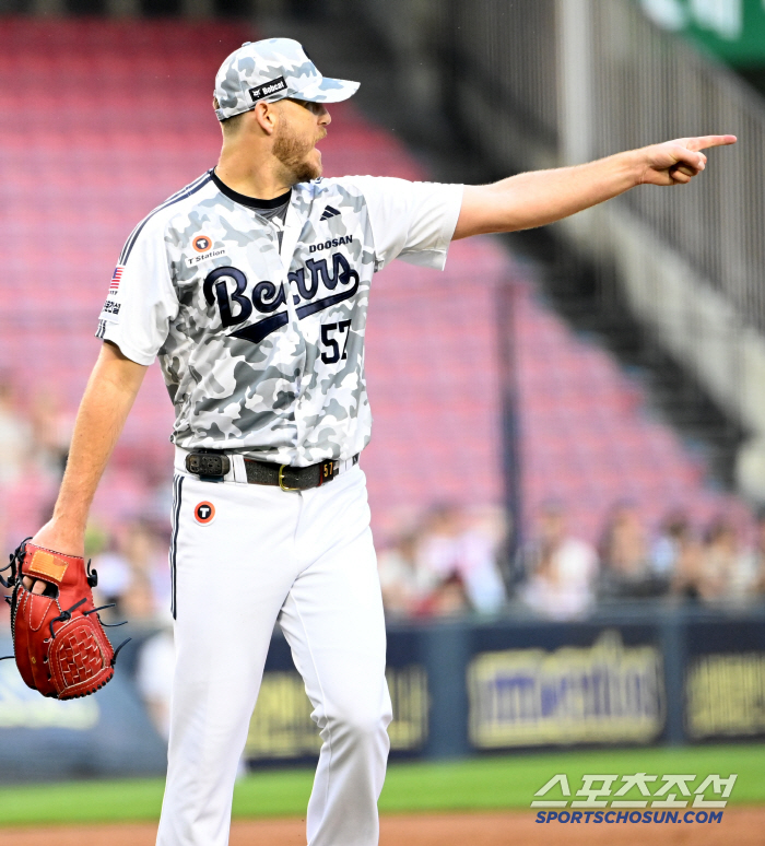 [포토] 콜어빈, 오명진 호수비에 감탄!