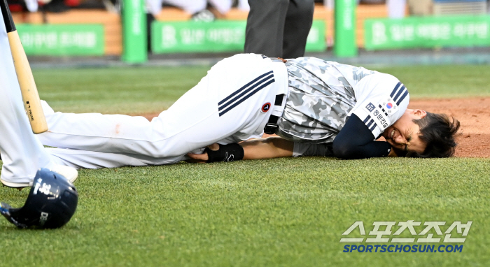 [포토] 태그에 걸려 넘어진 김재환, 큰 부상이 아니길
