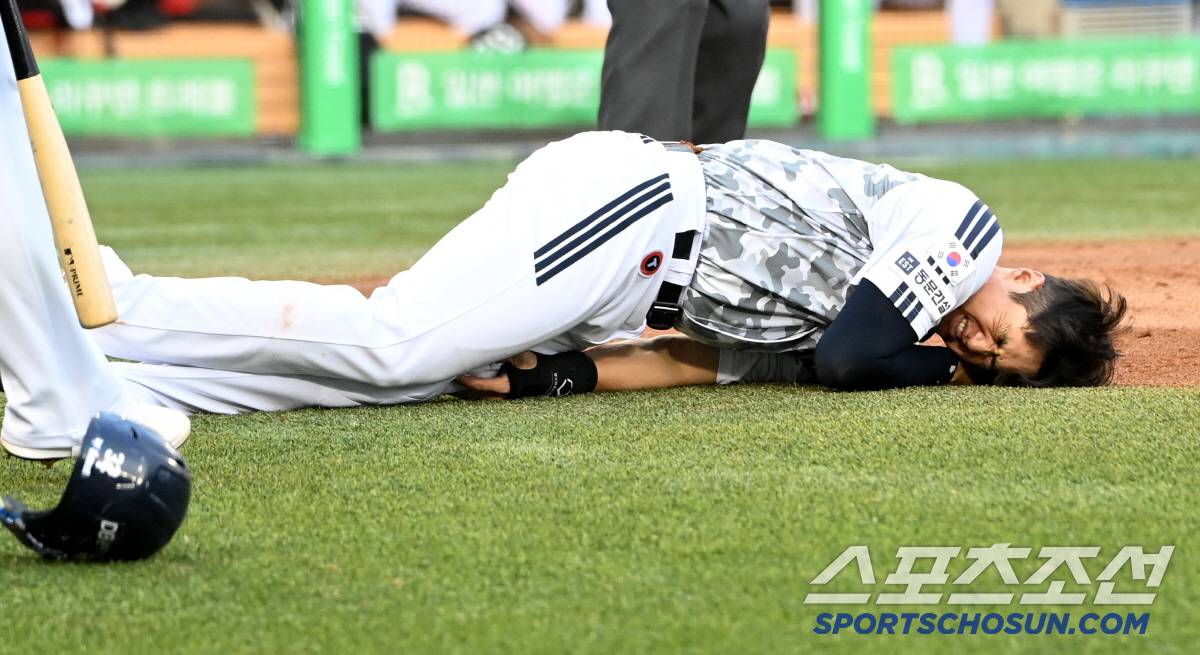 [포토] 태그에 걸려 넘어진 김재환, 큰 부상이 아니길