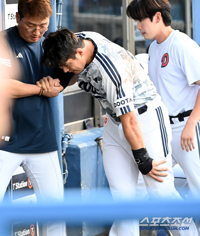 [포토] 왼쪽 다리 부여잡은 김재환의 고통
